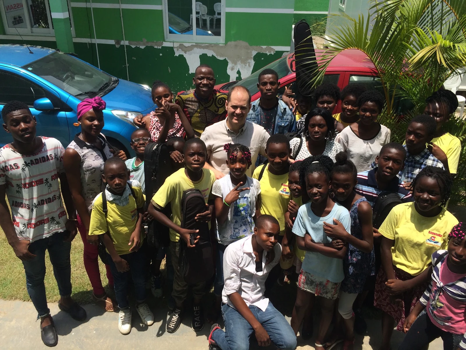 Jordi Albert con jóvenes participantes durante una experiencia educativa internacional en Ghana y Angola.