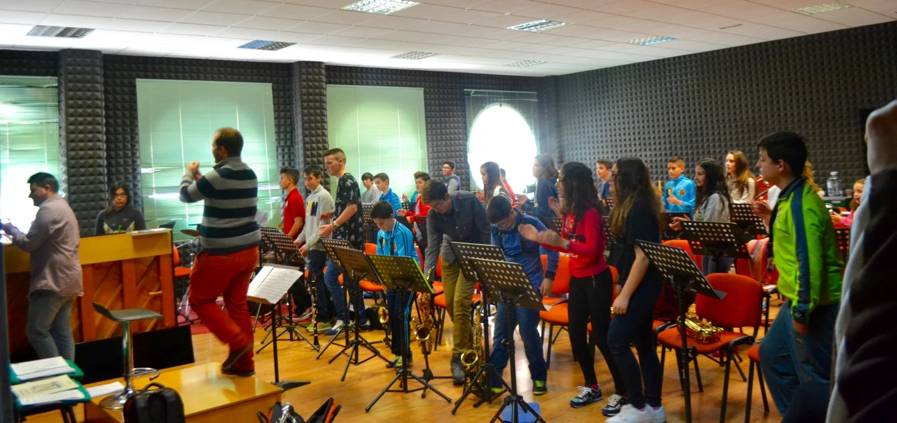 JazzUV Niños en una sesión musical colectiva en Veracruz.