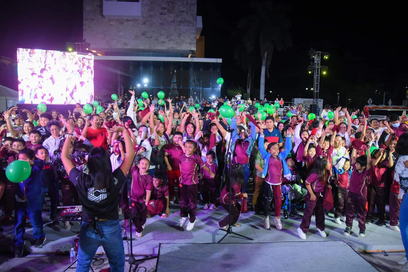 Concierto comunitario de CEMIJAZZ en Champotón con niñas, niños y familias participando de noche.